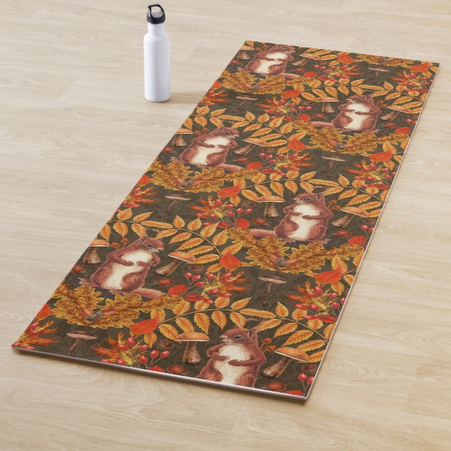 Tapis De Yoga Écureuil d'automne sur brun foncé (En situation)