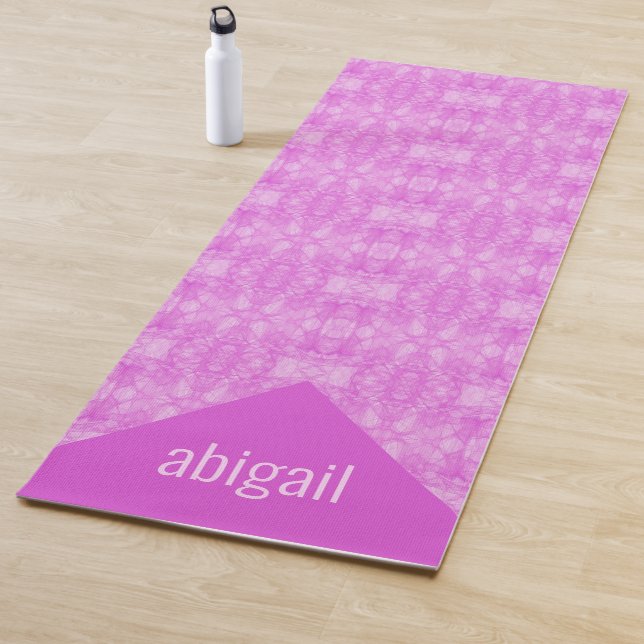 Tapis De Yoga Élégance à motifs en monogramme rose (En situation)