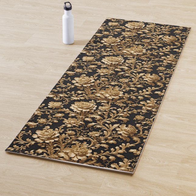 Tapis De Yoga Élégance en mouvement : Noir & Or Baroque Floral (En situation)