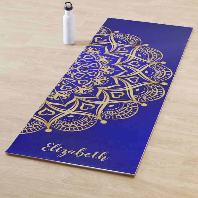 Tapis De Yoga Élégant bleu foncé et or Mandala Monogramme (En situation)