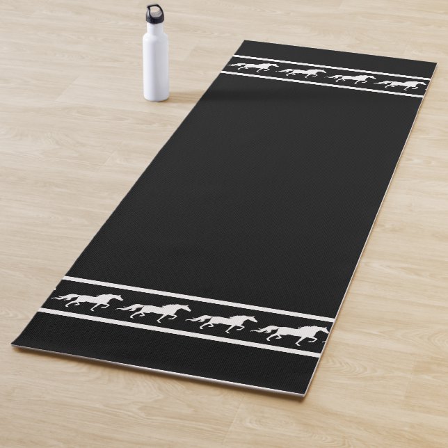 Tapis De Yoga Elegant, Chic White Horses on Black (En situation)
