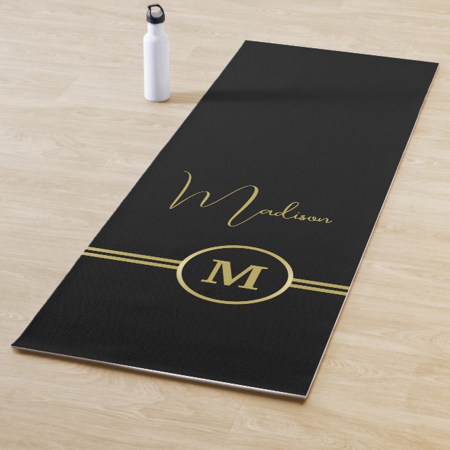 Tapis De Yoga Elegant Gold Signature Monogram on Black (En situation)