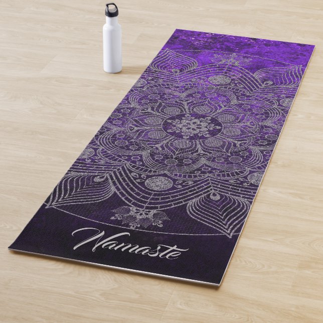 Tapis De Yoga Élégant Mandala Namaste Floral Silver & Purple  (En situation)