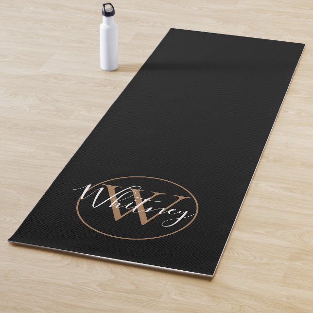 Tapis De Yoga Élégant monogramme en script noir et or  (En situation)