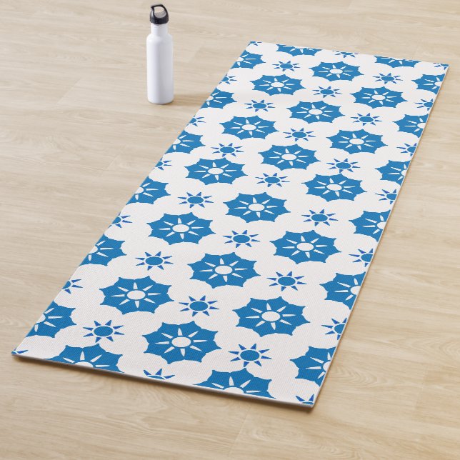 Tapis De Yoga Élégant Motif Floral Géométrique Bleu Et Blanc (En situation)