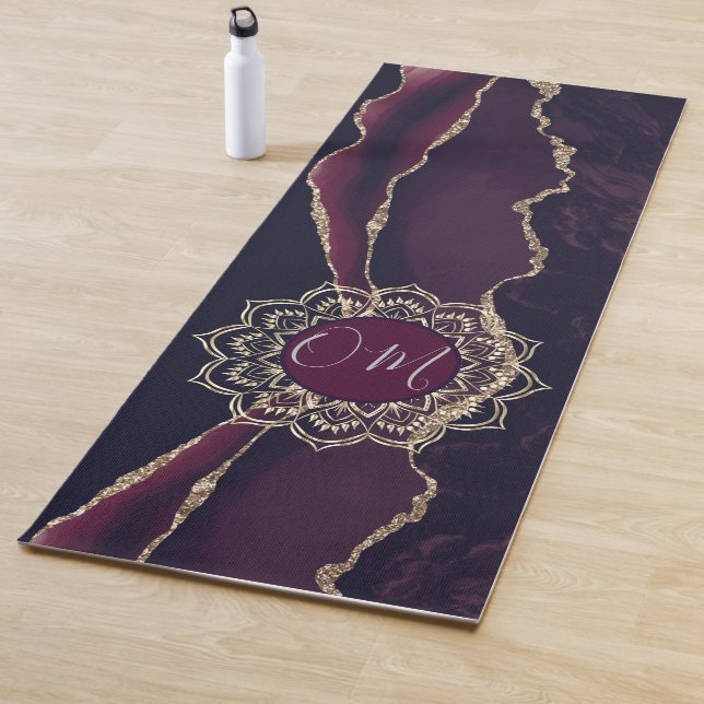 Tapis De Yoga Élégant OM Mandala sur violet marbre Or Agate (En situation)