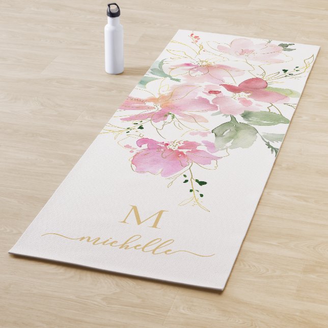 Tapis De Yoga Elegant Pink Floral Gold Script Monogram (En situation)