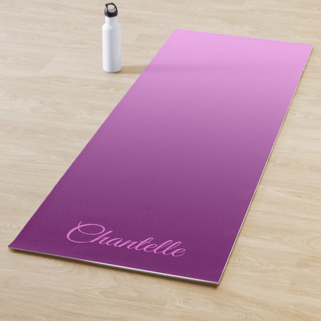 Tapis De Yoga Élégant rose dégradé avec nom personnalisé (En situation)