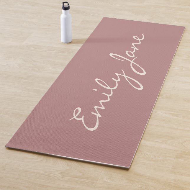 Tapis De Yoga Élégant Rose manuscrit Nom de script personnalisé (En situation)