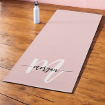 Tapis De Yoga Élégant rose moderne Script Girly Monogramme Nom<br><div class="desc">Élevez votre pratique de yoga avec le stylish rose moderne Script Girly Monogram Nom Yoga Mat. Ce magnifique matelas est doté d'un design rose vif et d'un monogramme personnalisé dans un script chic et moderne, ce qui en fait le vôtre unique. Conçu à partir de matériaux antidérapants de haute qualité,...</div>