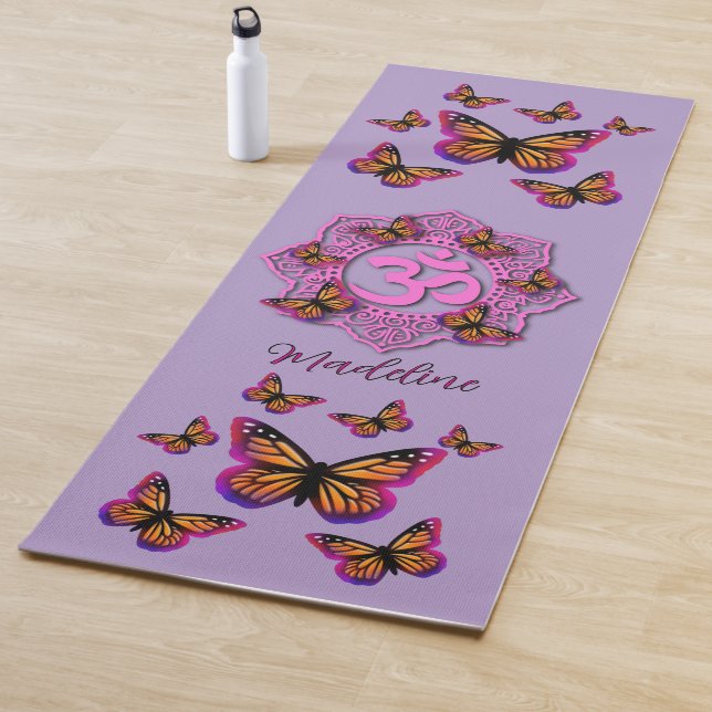 Tapis De Yoga Elégant rose ohm design papillons rose (En situation)
