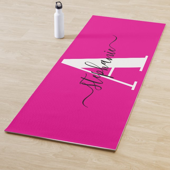 Tapis De Yoga Élégant Script Gros Monogramme Un Rose Chaud (En situation)