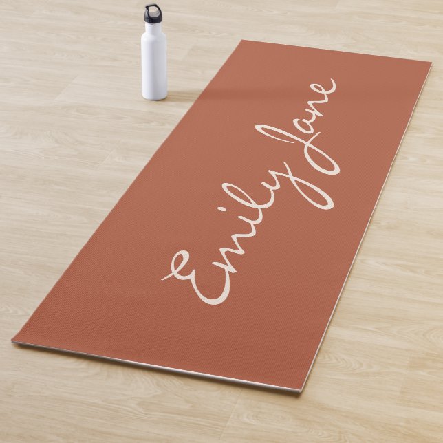 Tapis De Yoga Élégant script manuscrit en terre cuite personnali (En situation)