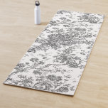 Tapis De Yoga Élégant Vintage Français gravé Floral Gris-Toile<br><div class="desc">Elégant et orné gris et blanc vintage toile de jouy motif avec fleurs exotiques, vignes et feuillage entrelacés de guirlandes et paniers de roses. Ce motif a été adapté d'un fragment textile français historique vers 1910 dans la collection Smithsonian. Motif est haute résolution mais ne peut pas être carrelé. Le...</div>