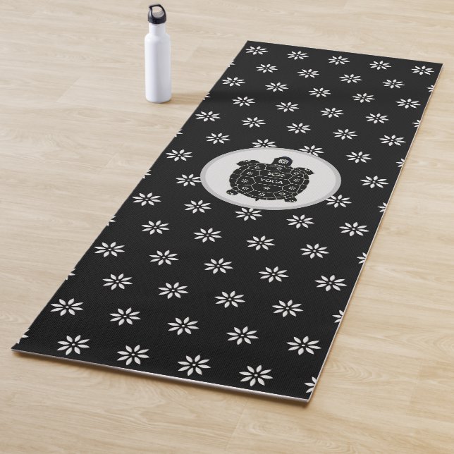 Tapis De Yoga Elégante tortue noire avec fleurs blanches sur noi (En situation)