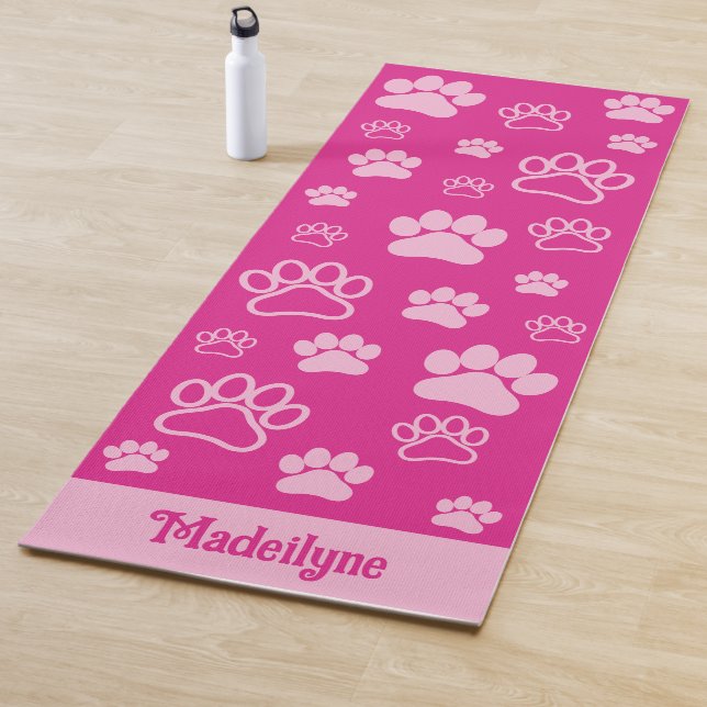 Tapis De Yoga Empreinte de patte amusant Monogram-Hot rose et ro (En situation)