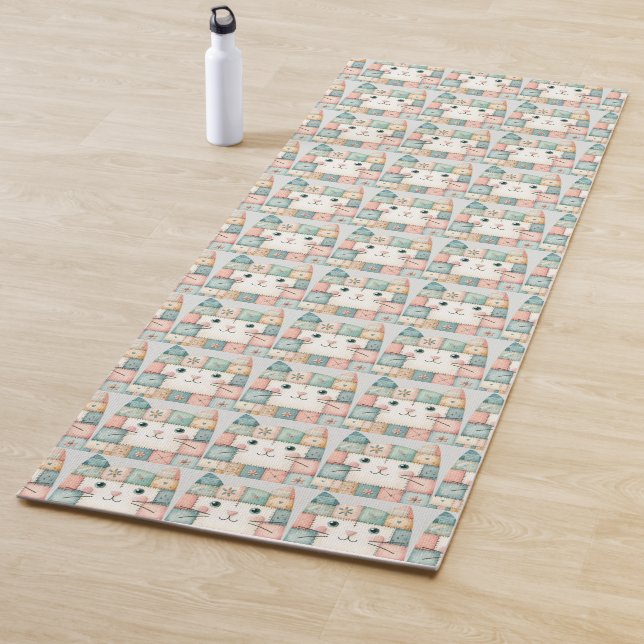 Tapis De Yoga Fausse Maison de Chat au Patchwork Pastel (En situation)