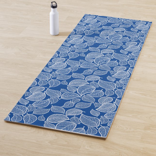 Tapis De Yoga Feuilles blancs en bleu (En situation)