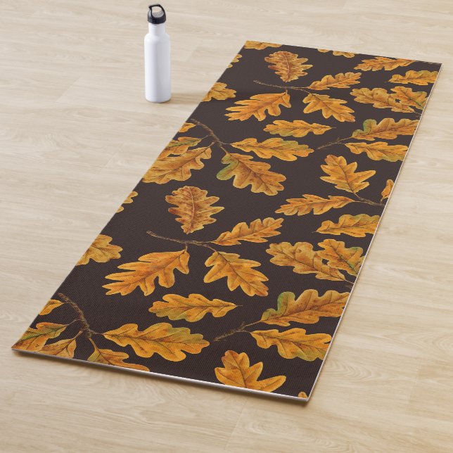 Tapis De Yoga Feuilles de chêne automnal sur brun foncé (En situation)