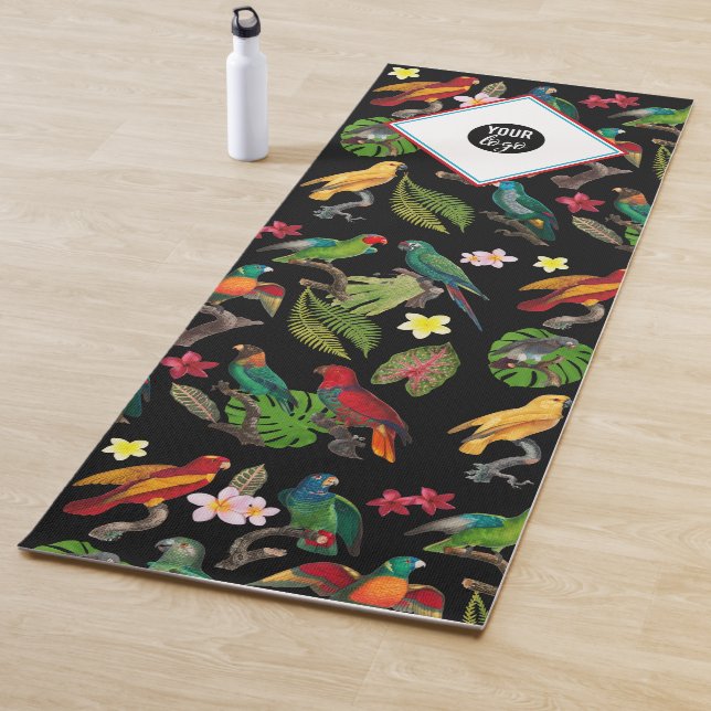 Tapis De Yoga Feuilles de perroquets tropicaux, Fleurs Logo d'en (En situation)
