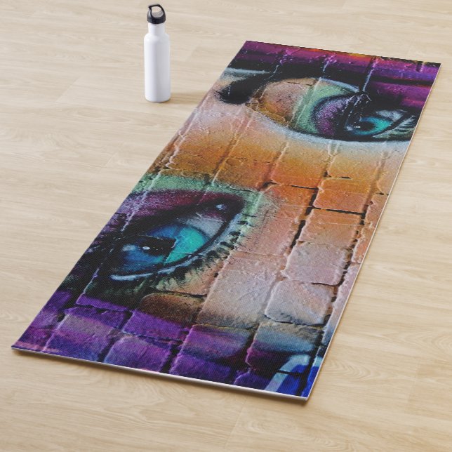 Tapis De Yoga Fille de Graffiti Violet Moderne (En situation)