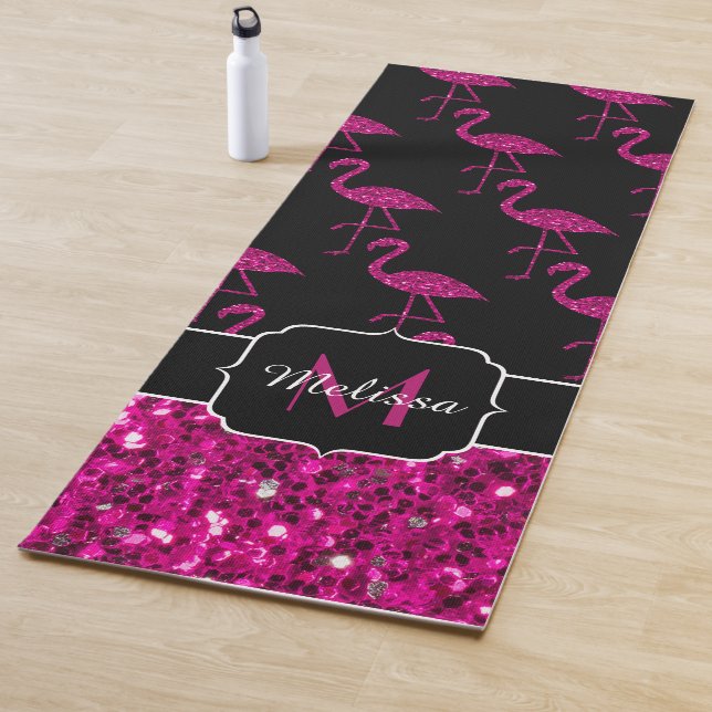 Tapis De Yoga Flamant rose faux pétille motif noir Monogramme (En situation)