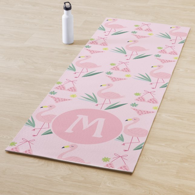 Tapis De Yoga Flamant rose fille mignonne et Monogramme rose bik (En situation)
