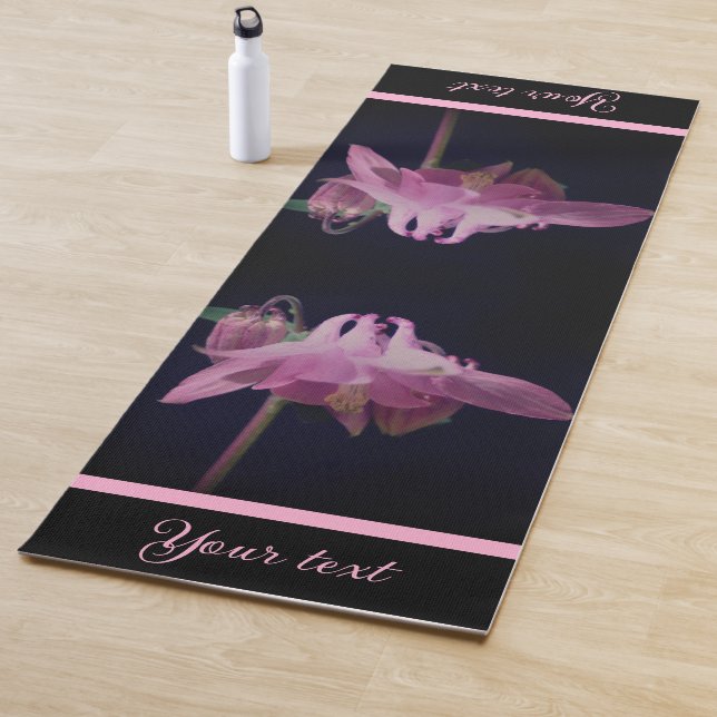 Tapis De Yoga Fleur de Columbine rose intense personnalisée (En situation)