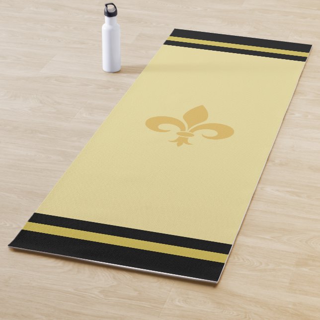 Tapis De Yoga Fleur de Lis sur Champagne Beige (En situation)