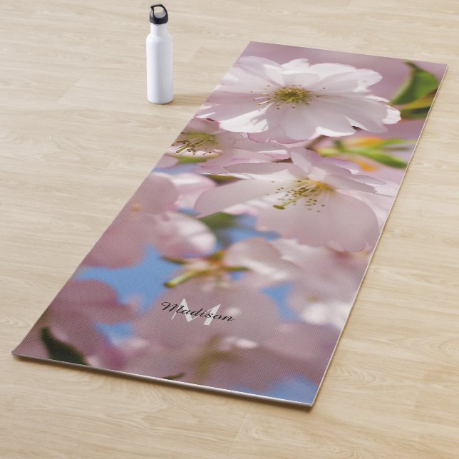 Tapis De Yoga Fleur de printemps rose pastel Monogram (En situation)