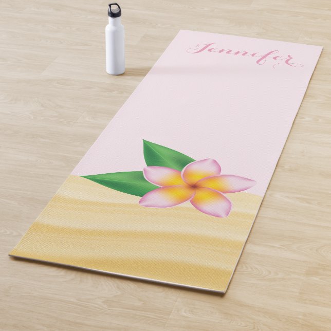 Tapis De Yoga Fleur Frangipani Rose Avec Nom Personnalisé (En situation)