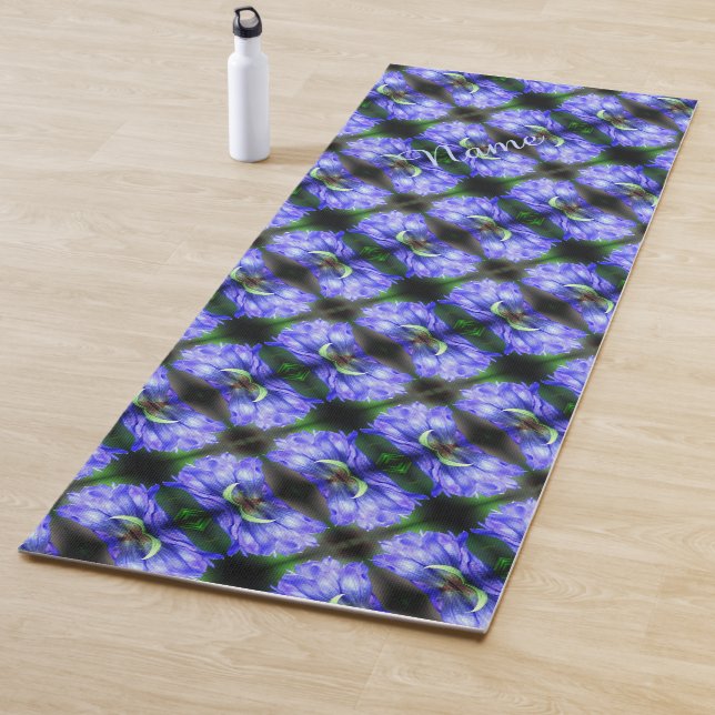 Tapis De Yoga Fleur gentienne bleue Abstraite personnalisée (En situation)