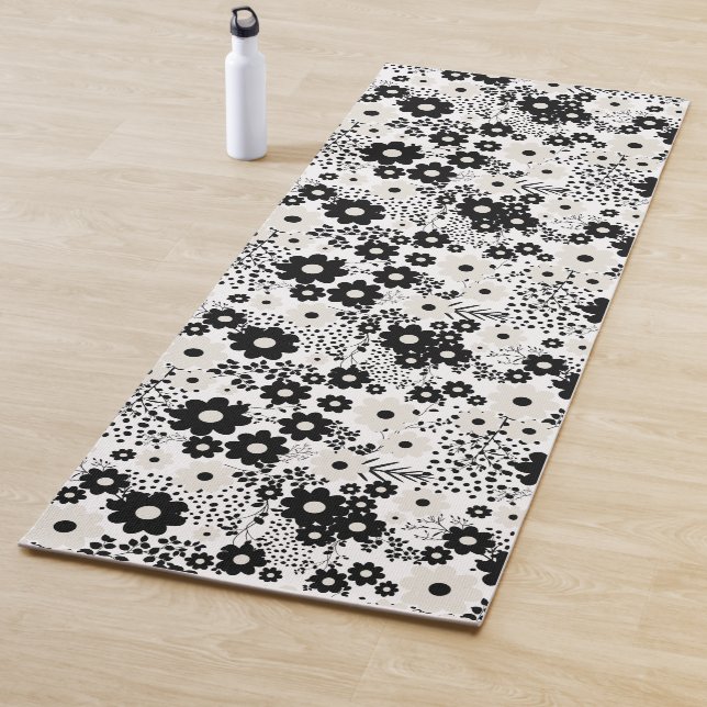 Tapis De Yoga Fleurs beige et noires (En situation)