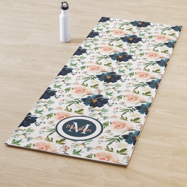 Tapis De Yoga Fleurs d'aquarelle Roses de la Marine rose (En situation)