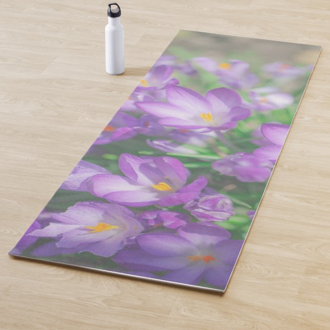 Tapis De Yoga Fleurs de Crocus pourpres nature (En situation)