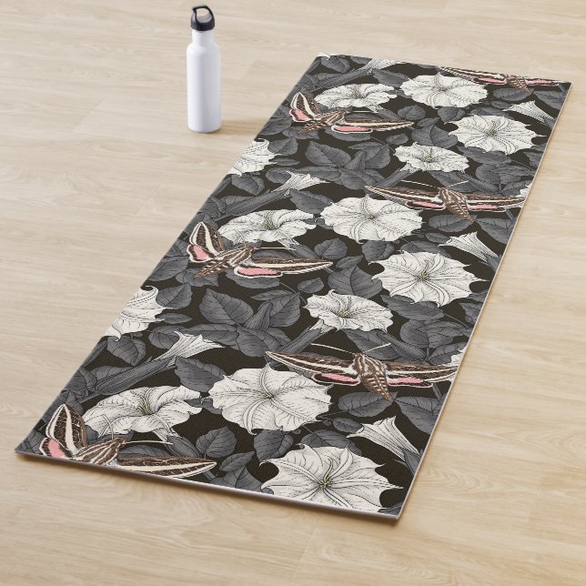 Tapis De Yoga Fleurs de lune et sphinx Moths 2 (En situation)