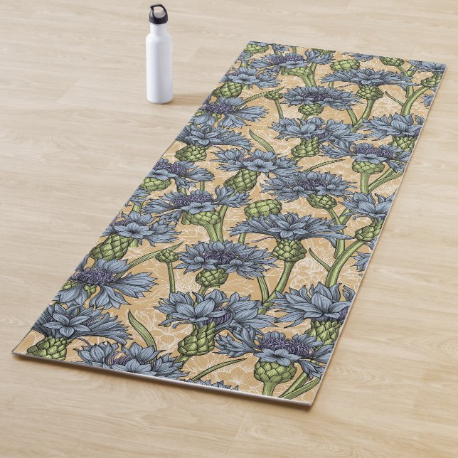 Tapis De Yoga Fleurs de maïs bleues, fleurs sauvages sur le jaun (En situation)