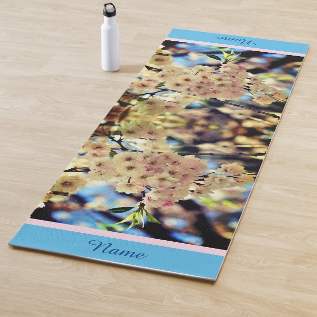 Tapis De Yoga Fleurs de printemps rose 3 personnalisées (En situation)