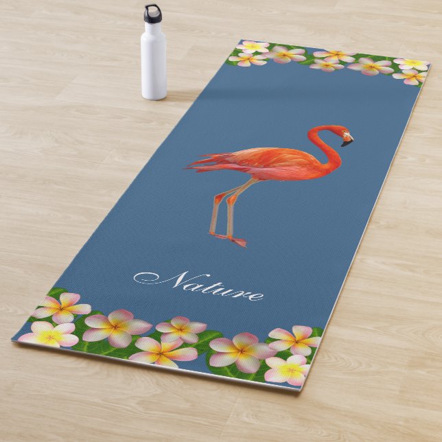 Tapis De Yoga Fleurs Flamant rose & Plumeria en bleu récompensé (En situation)