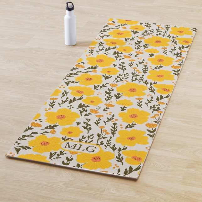 Tapis De Yoga Fleurs jaunes de prairie fleurie motif & Monogramm (En situation)
