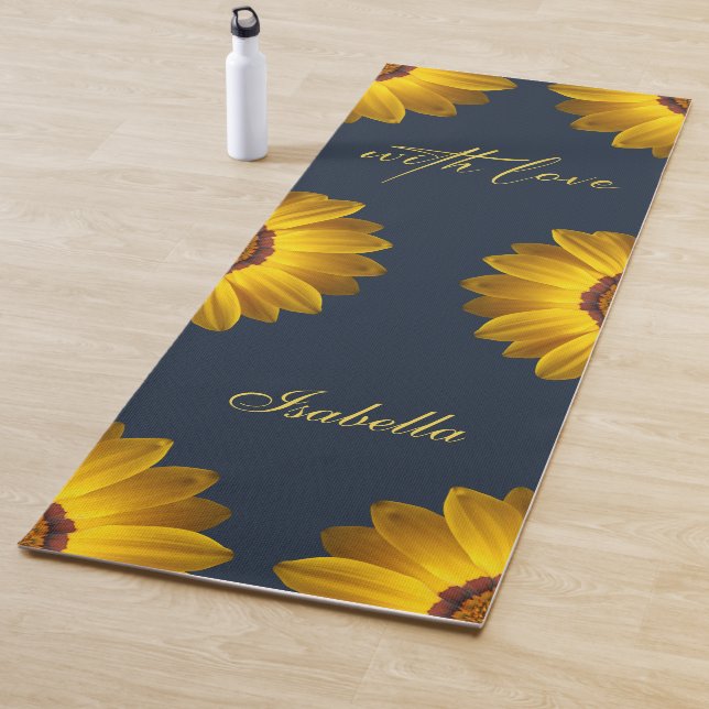 Tapis De Yoga Fleurs jaunes sur le Monogramme arrière - plan ble (En situation)