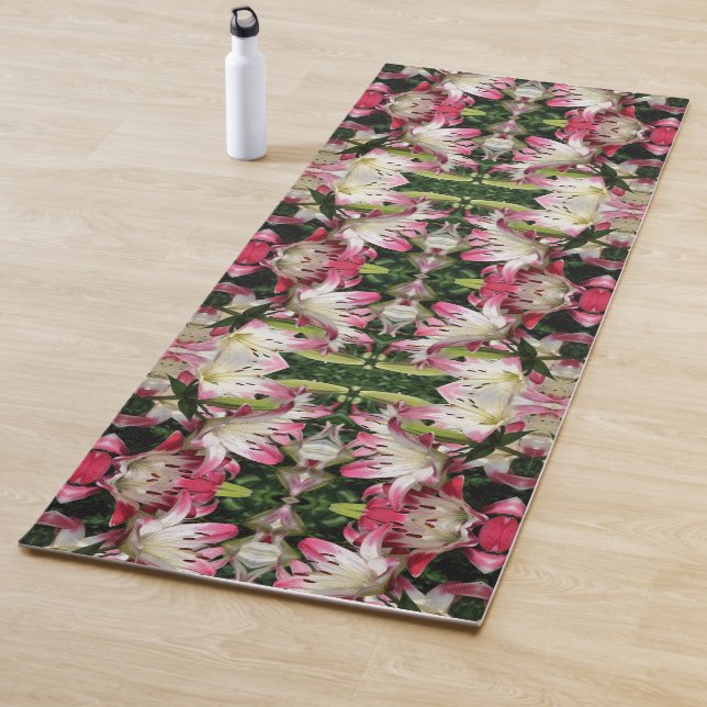 Tapis De Yoga Fleurs Lys Rouges Et Blanches Abstraites (En situation)