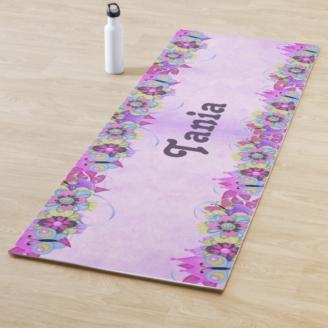 Tapis De Yoga Fleurs mignonnes et papillons sur violet (En situation)
