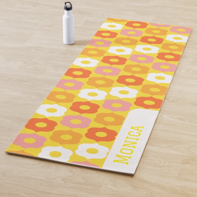 Tapis De Yoga fleurs orange jaune monogramme nom (En situation)