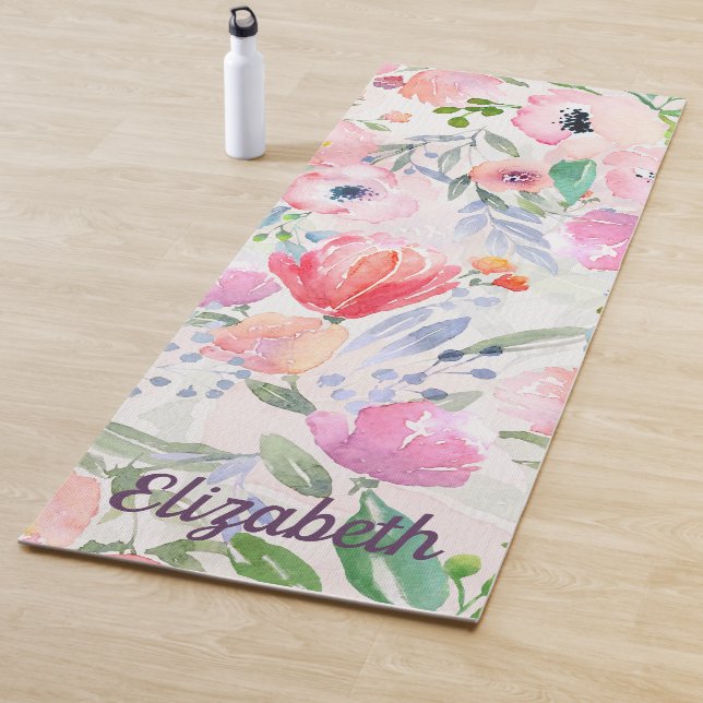 Tapis De Yoga Fleurs pastel rose aquarelle avec nom (En situation)