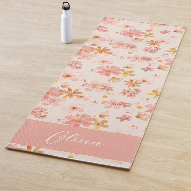 Tapis De Yoga Fleurs pastel rose aquarelle Monogramme Nom (En situation)