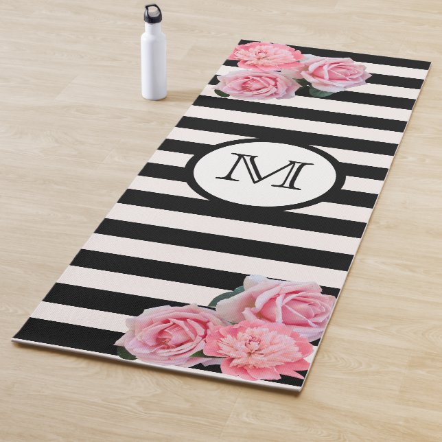 Tapis De Yoga Fleurs roses sur rayures blanches noires monogramm (En situation)