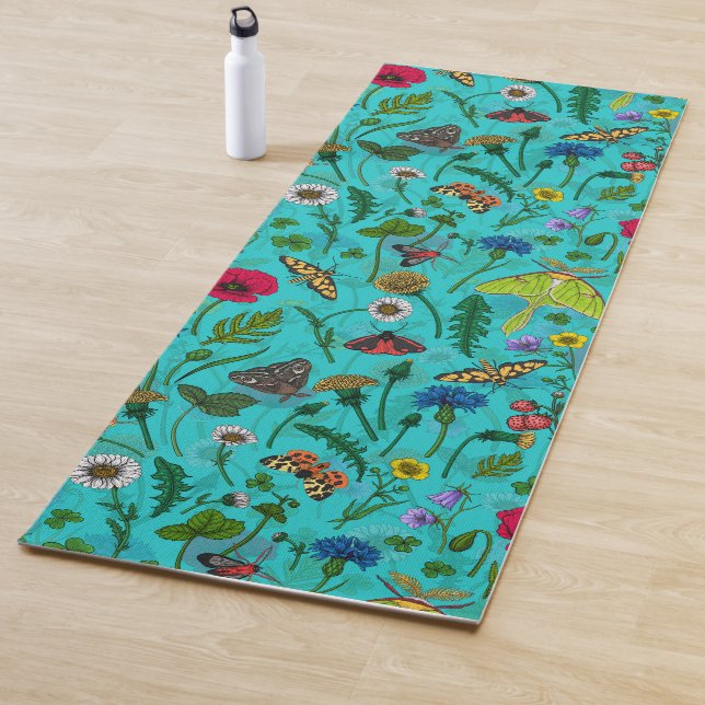 Tapis De Yoga Fleurs sauvages et papillons de nuit sur turquoise (En situation)