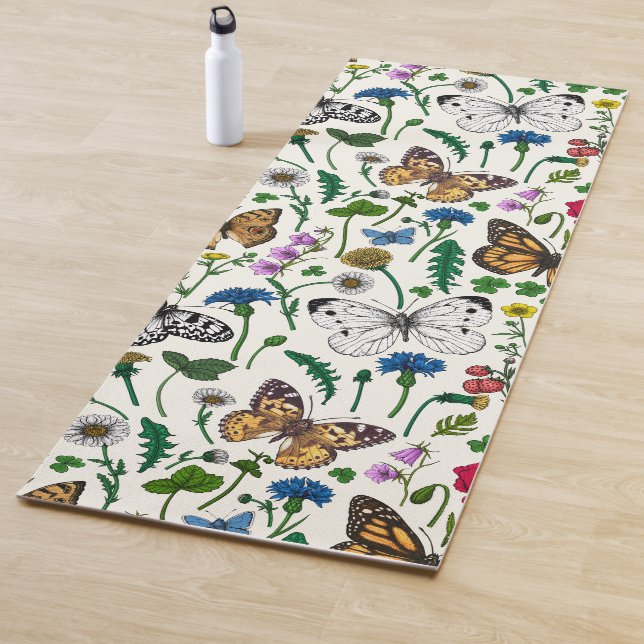 Tapis De Yoga Fleurs sauvages et papillons sur blanc (En situation)