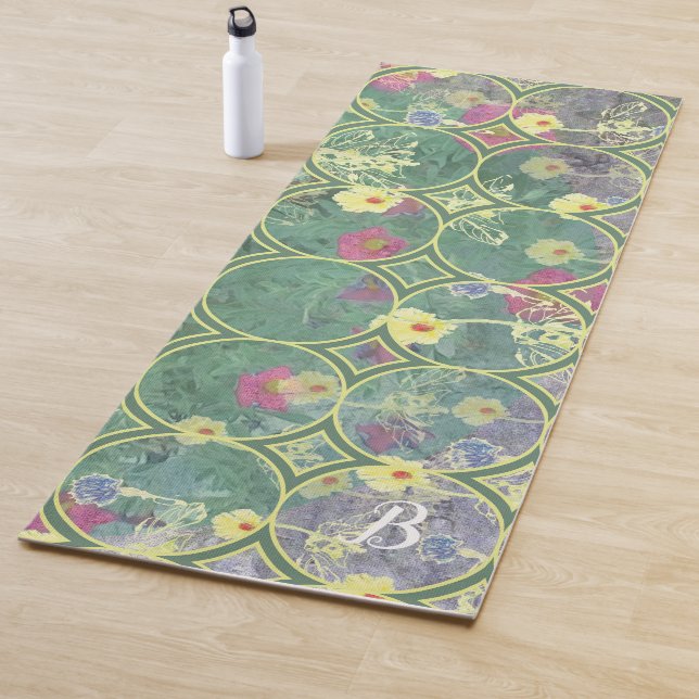Tapis de yoga Fleurs sauvages Monogramme de carrel (En situation)